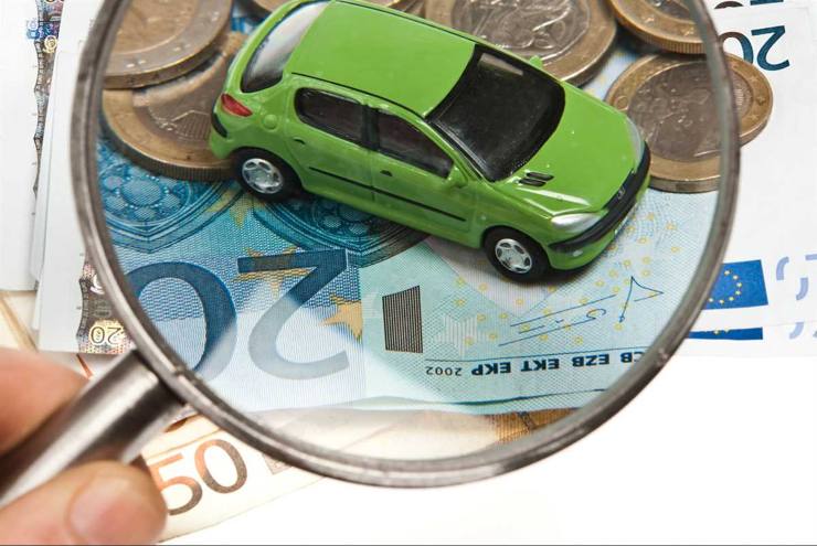 Lente d'ingrandimento soldi auto, concetto assicurazione