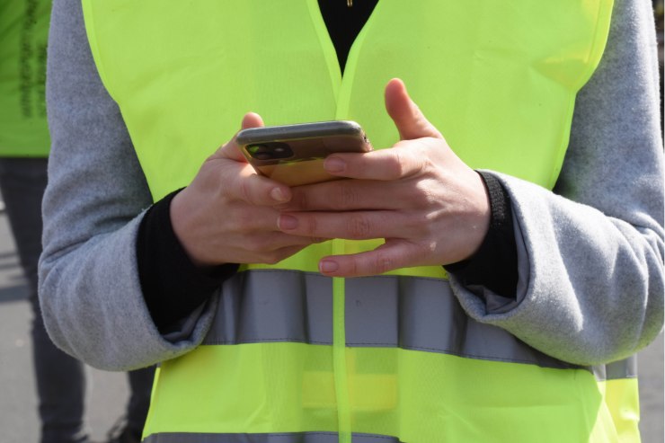 Operaio che utilizza lo smartphone sul posto di lavoro