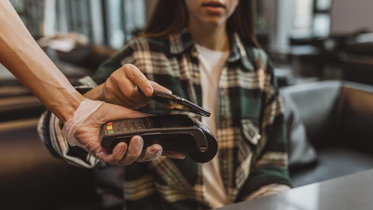 ULTIM'ORA - Abolito il contante in queste attività commerciali | O paghi con la carta o te ne vai al mercato